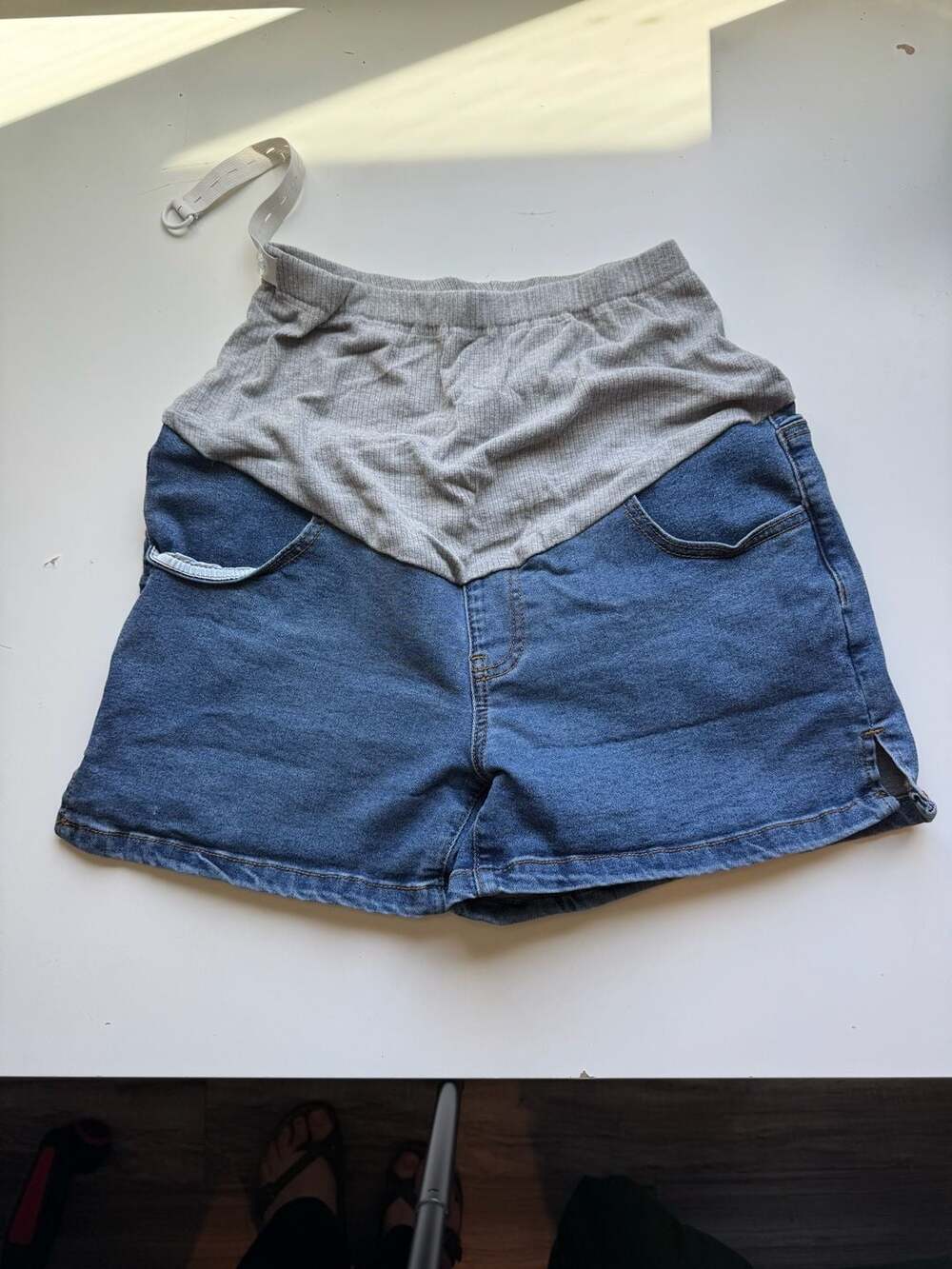 Maternity Bundle Size S. 2 pairs of Leggings, 1 pair of Jeans, and 1 Shorts. - Picture 7 of 8
